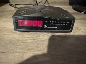 General Electric GE Retro AM/FM Alarm Clock Radio Digital Model 7-4813A